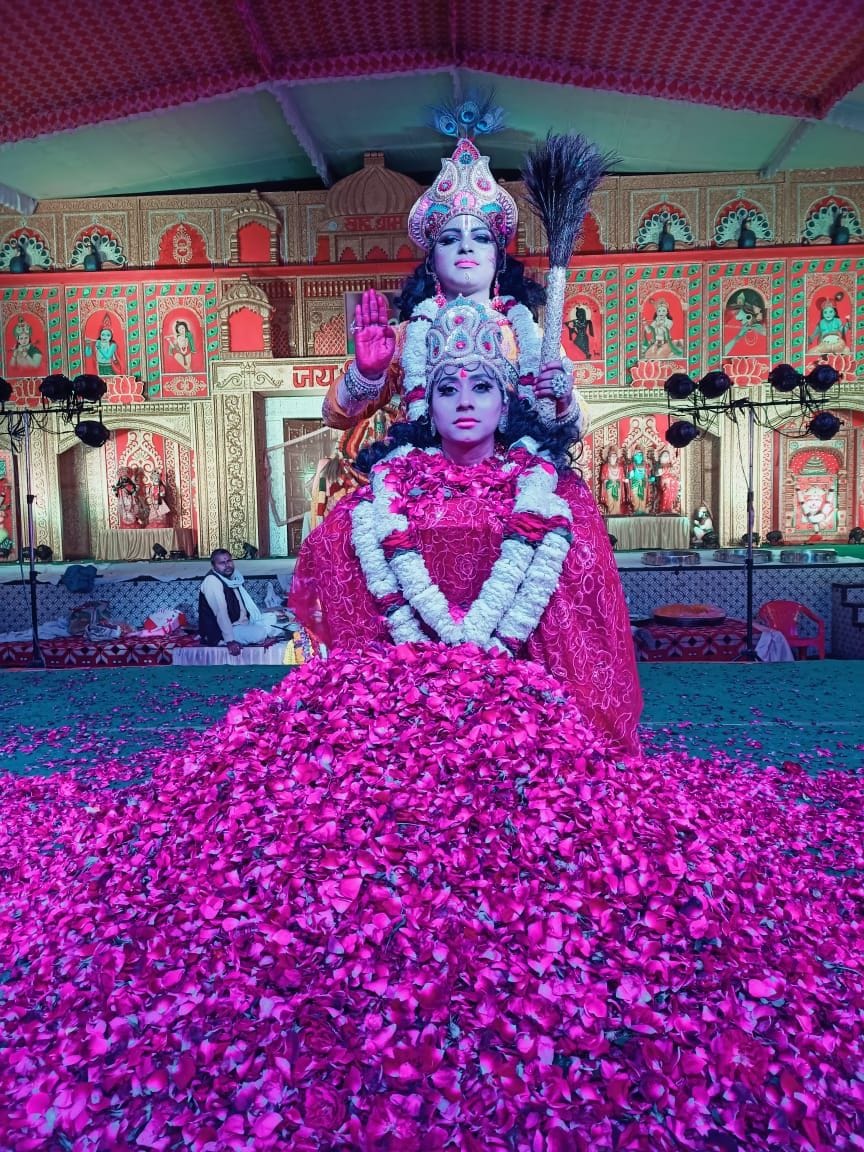 Devotees danced in Shyam Vandana, praising Baba