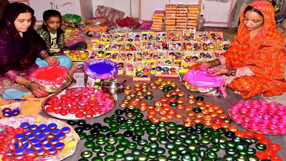 demand high fire crackers gulal bombs in delhi market