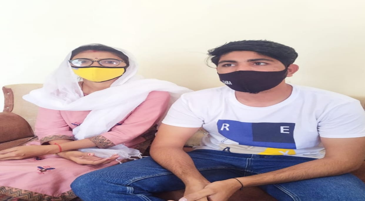 Family threatening to kill for love marriage in Churu couple reached SP office