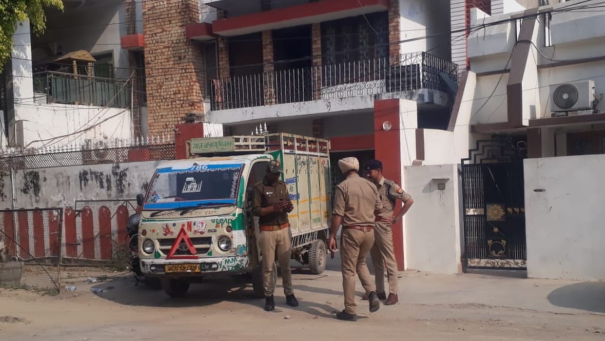 Lucknow: Attached the property of Jugnu Walia, close to Mukhtar Ansari, the attachment process lasted for six hours, the restaurant operator is accused in the murder of Romi.