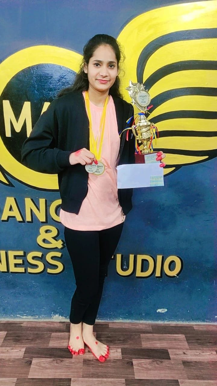 Hathras: Urvashi was honored for coming first in the dance competition held in Delhi