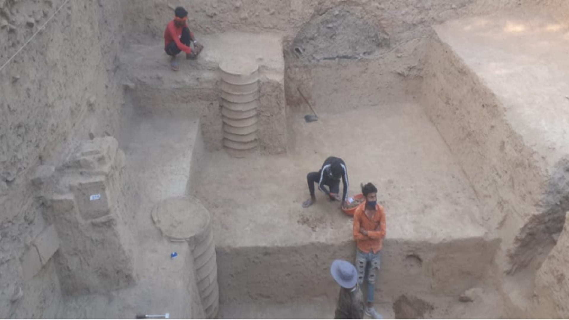 Meerut News: 25 hundred years old ornate temple pillar found during excavation in Hastinapur see photos