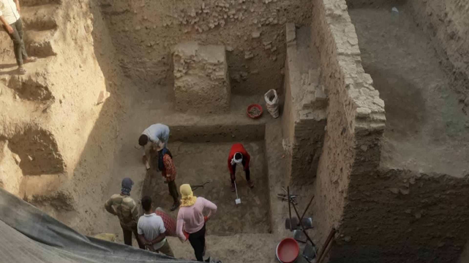 Meerut News: 25 hundred years old ornate temple pillar found during excavation in Hastinapur see photos