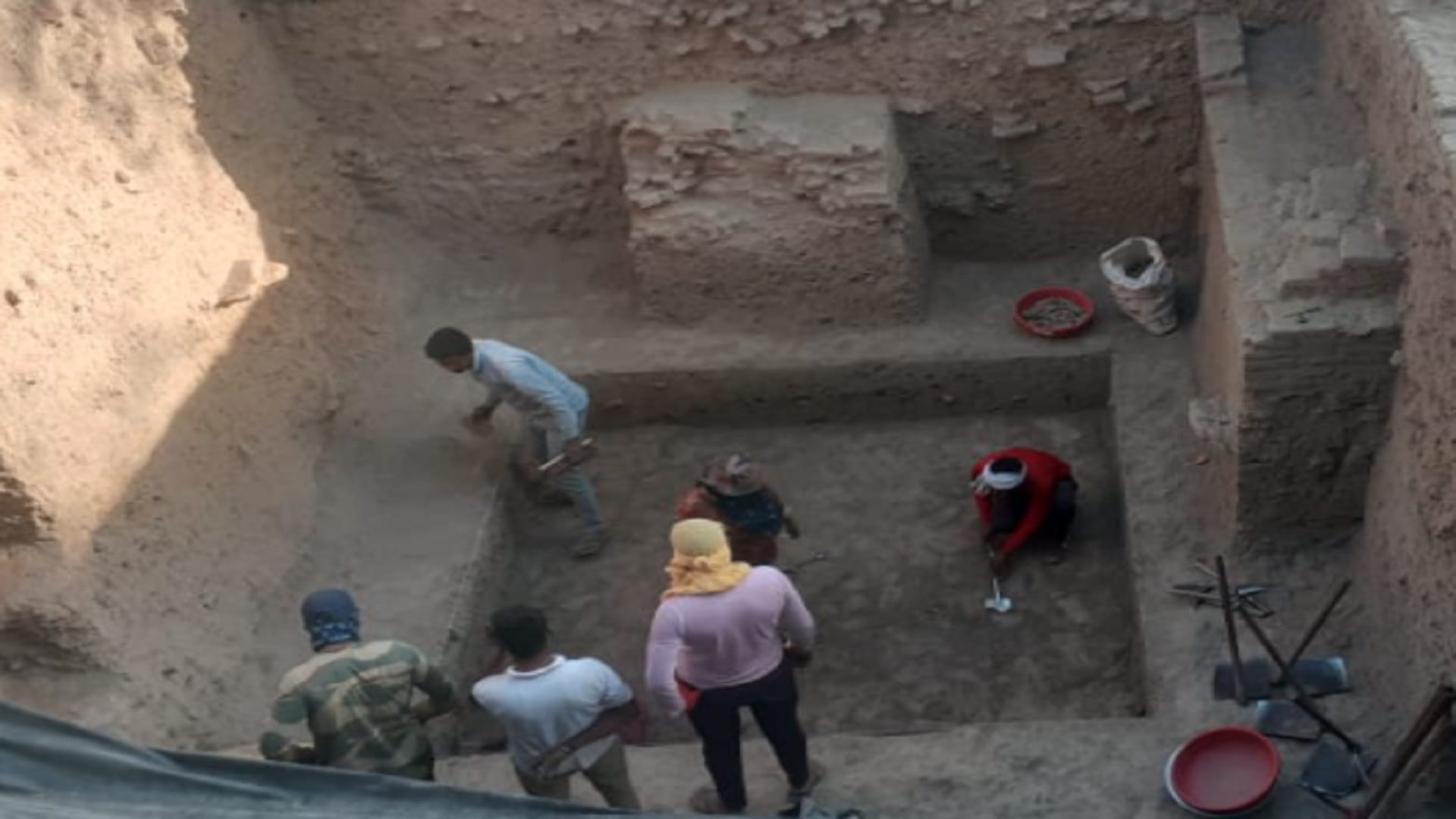 Meerut News: 25 hundred years old ornate temple pillar found during excavation in Hastinapur see photos