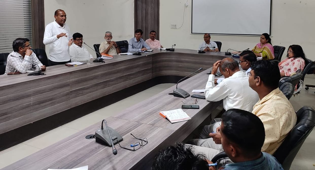 A review meeting was held after a month to make the city clean, the previous suggestions were again sought from the officials and brand ambassadors.
