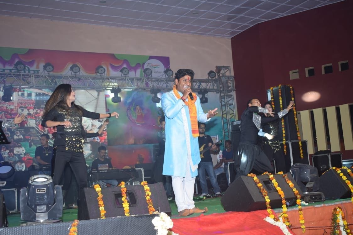 Nitin made the audience dance on the song Munde Pagal Ho Gaye Ne.