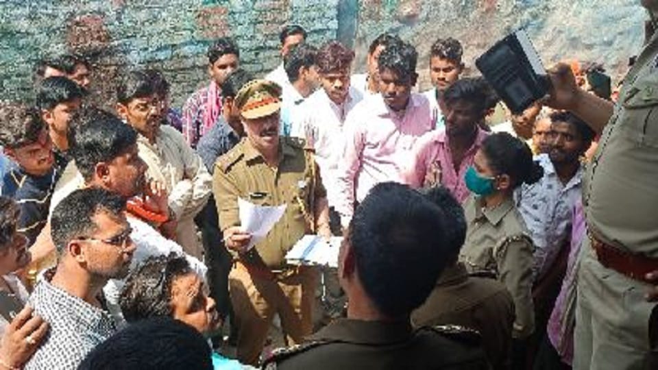 People created ruckus to stop the construction work in agra