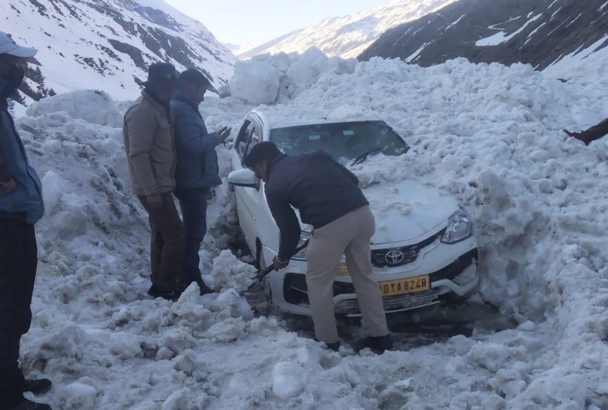 avalanche on Manali Keylong National Highway in Lahaul spiti