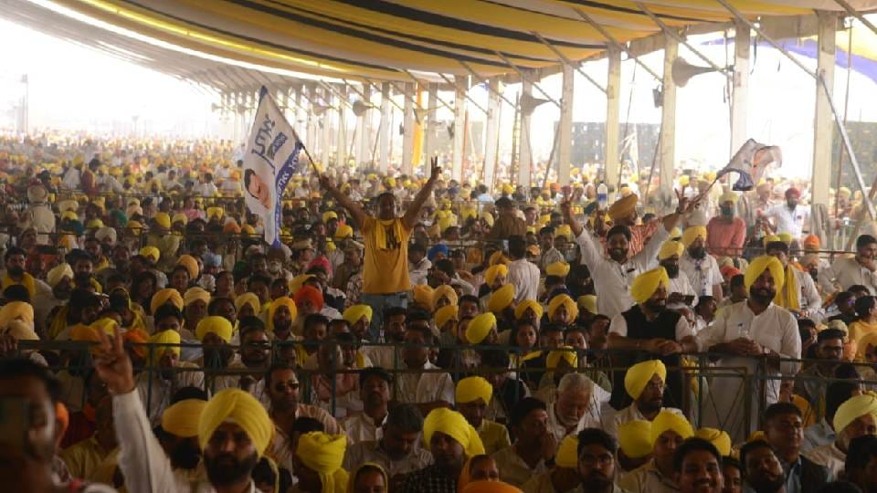 People wearing yellow turbans reached the swearing in ceremony of Bhagwant Mann