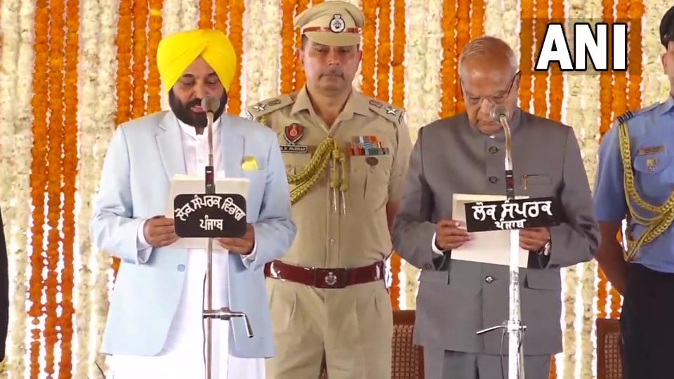 भगवंत मान ने बुधवार को पंजाब के नए मुख्यमंत्री पद की शपथ ली।