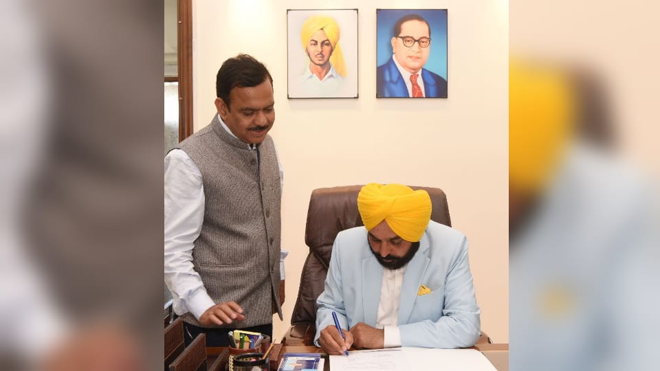 bhagwant mann oath taking ceremony 2022: Bhagwant Mann takes oath as Chief Minister of Punjab in Khatkar Kalan