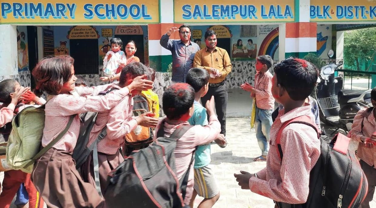 Children played Holi fiercely in schools, faces were seen
