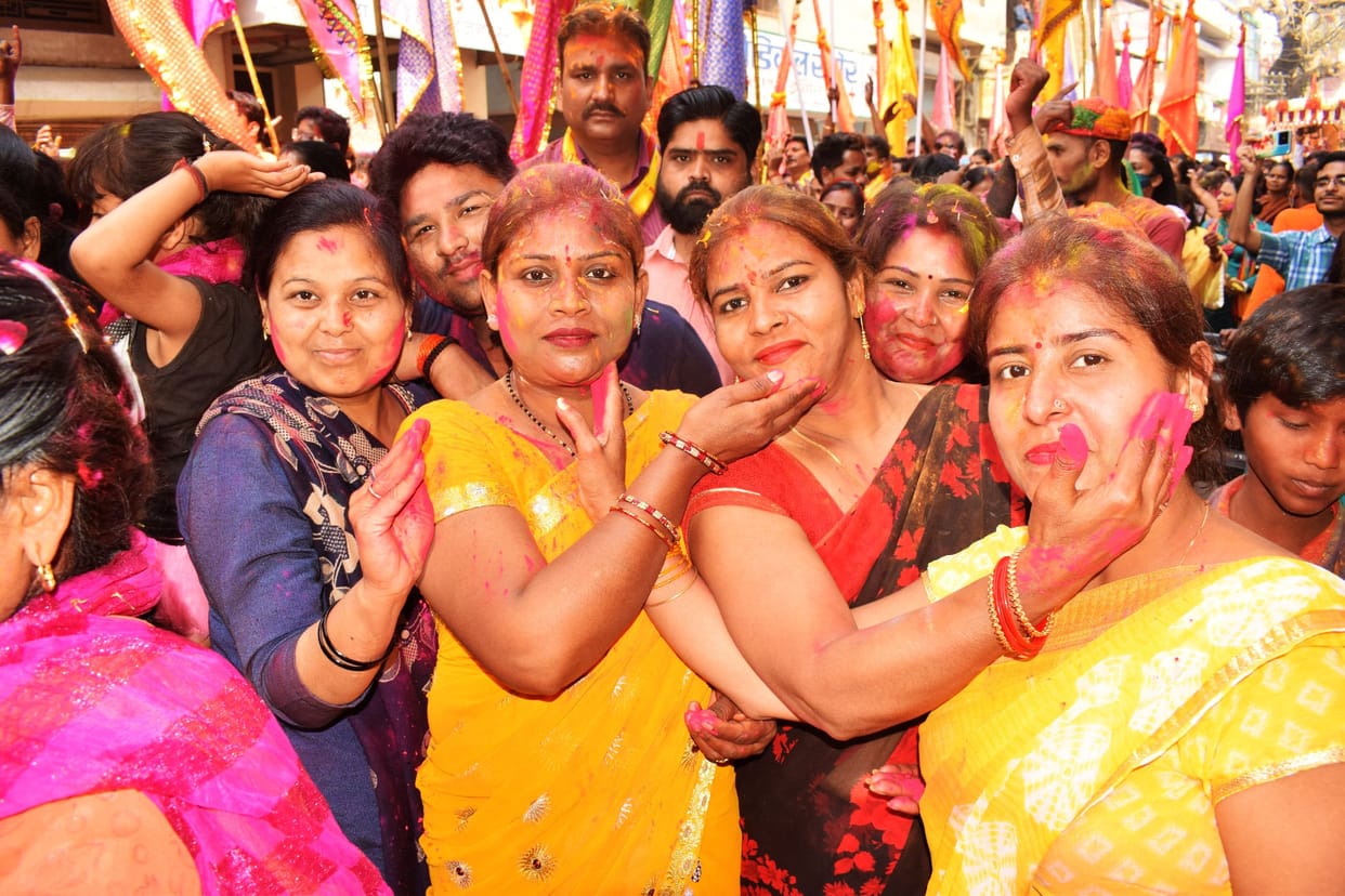 Holi played with gulal and perfume, Shyam devotees danced