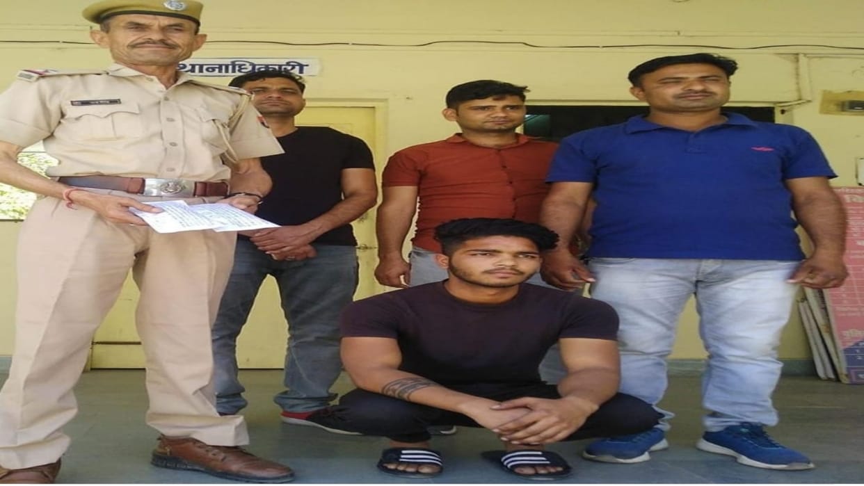 theft in maruti showroom in Bundi youth stole one lakh rupees for his girlfriend