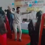 बावड़िया कलां स्थित शासकीय उच्चतर माध्यमिक विद्यालय के शिक्षक फिल्मी गाने पर ठुमके लगाते नजर आ रहे हैं।