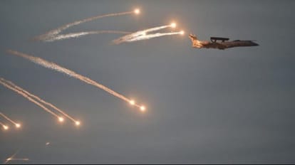 Russia-Ukraine War: रूस के चार सैन्य विमान मार गिराए, यूक्रेन की सीमा के पास बनाया निशाना two Russian fighter jets and two military helicopters were shot down on Saturday near Ukraine border