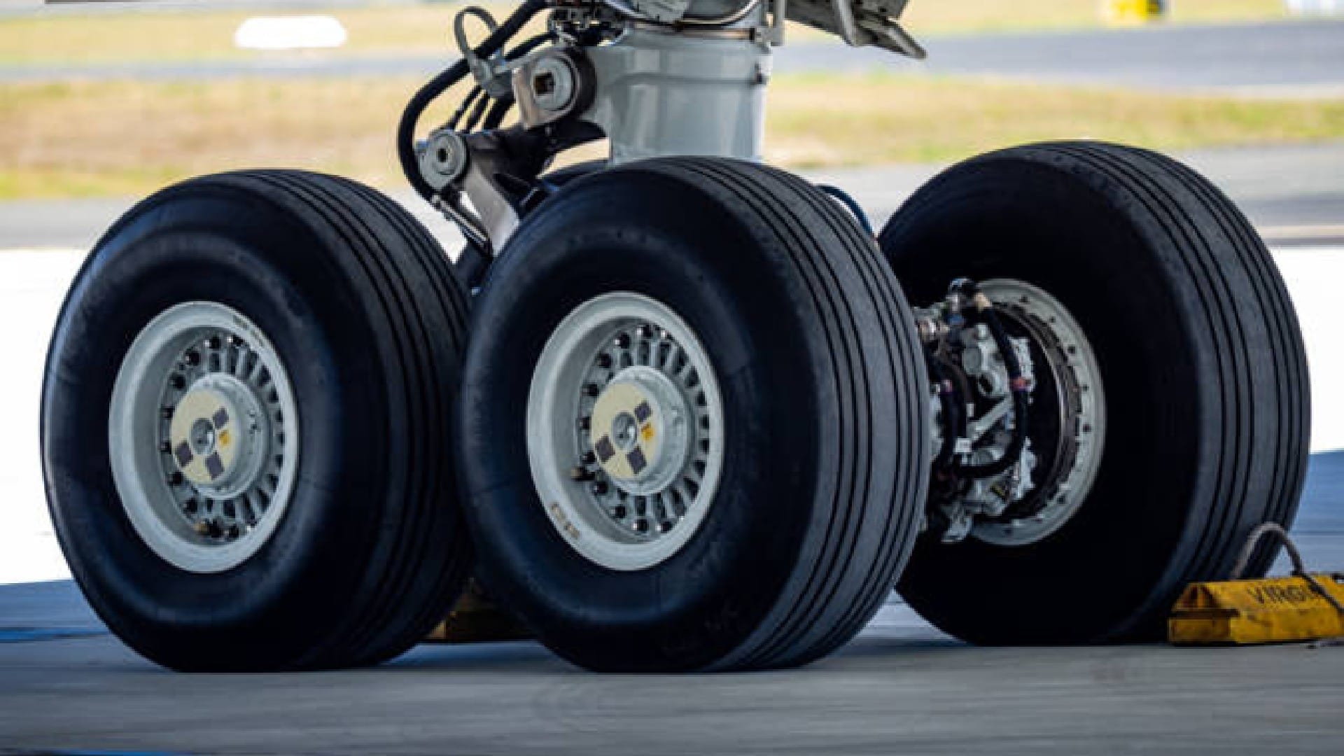 How do tyres bear the weight of such a heavy airplane know the details