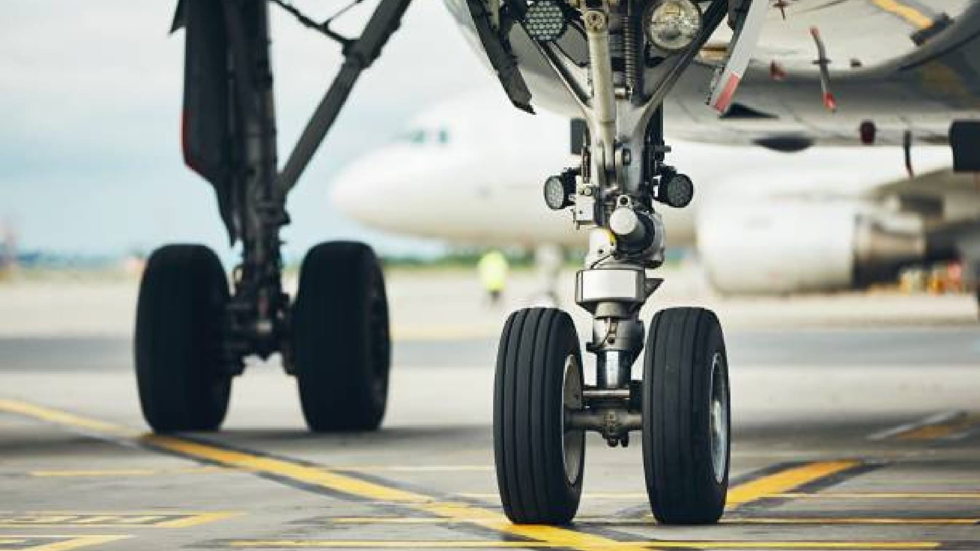 How do tyres bear the weight of such a heavy airplane know the details
