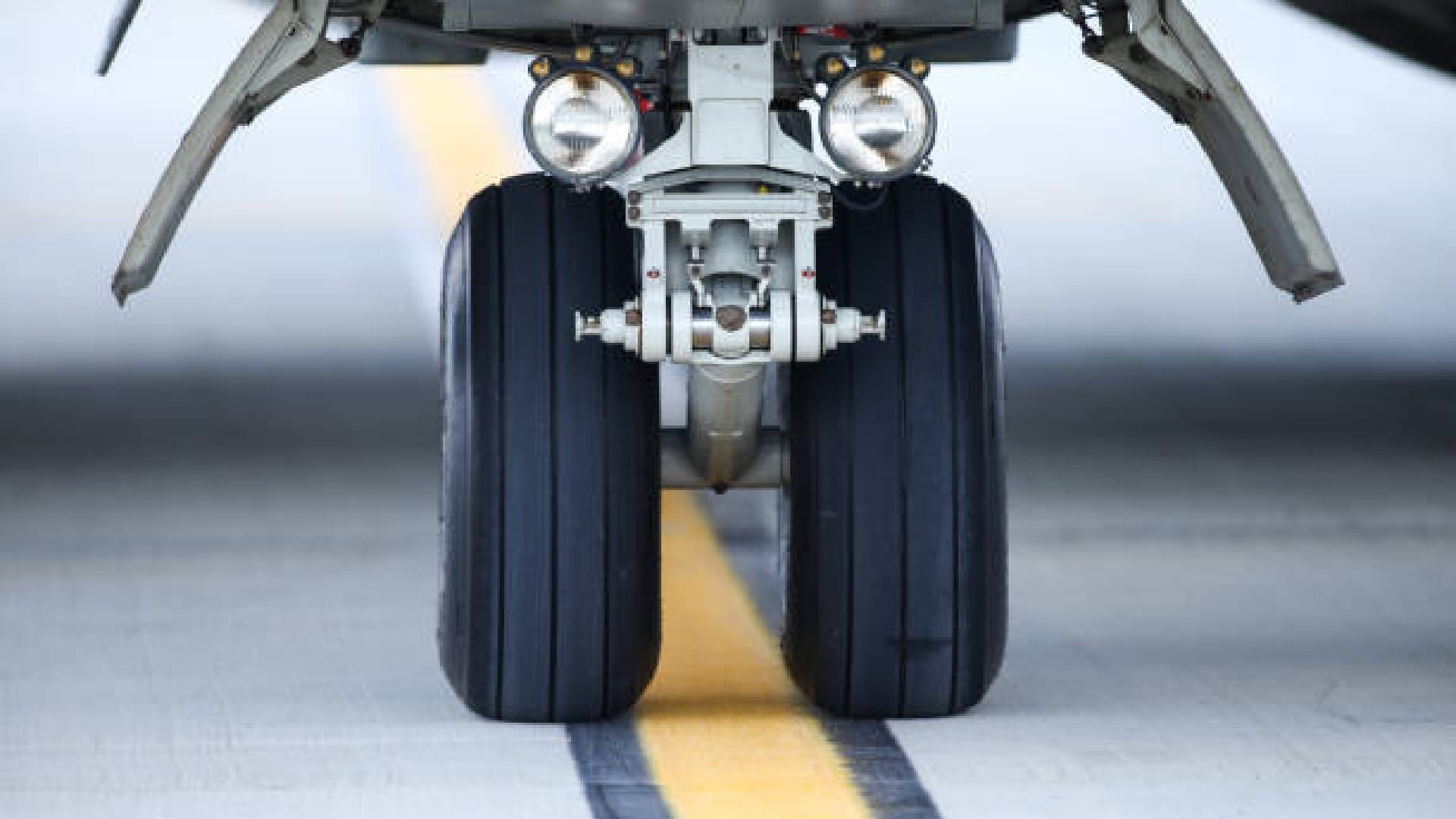 How do tyres bear the weight of such a heavy airplane know the details