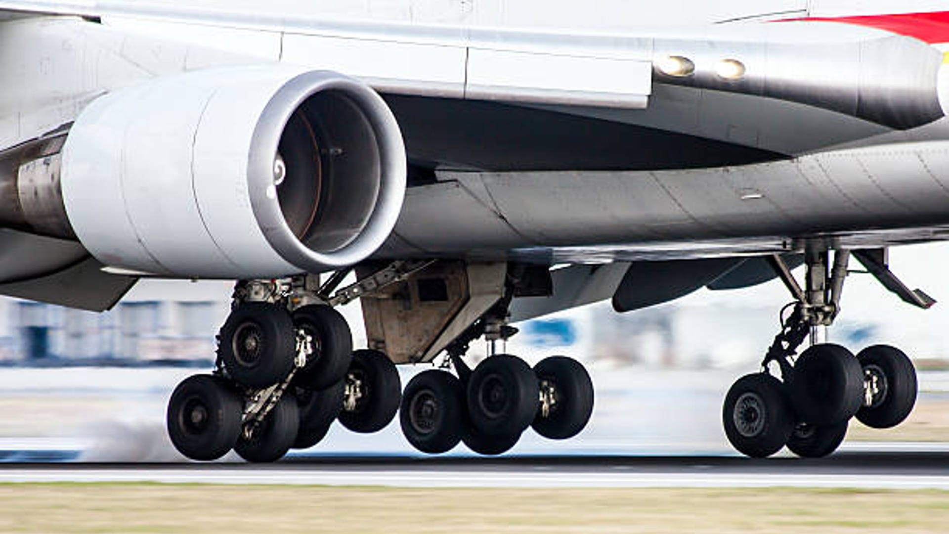 How do tyres bear the weight of such a heavy airplane know the details
