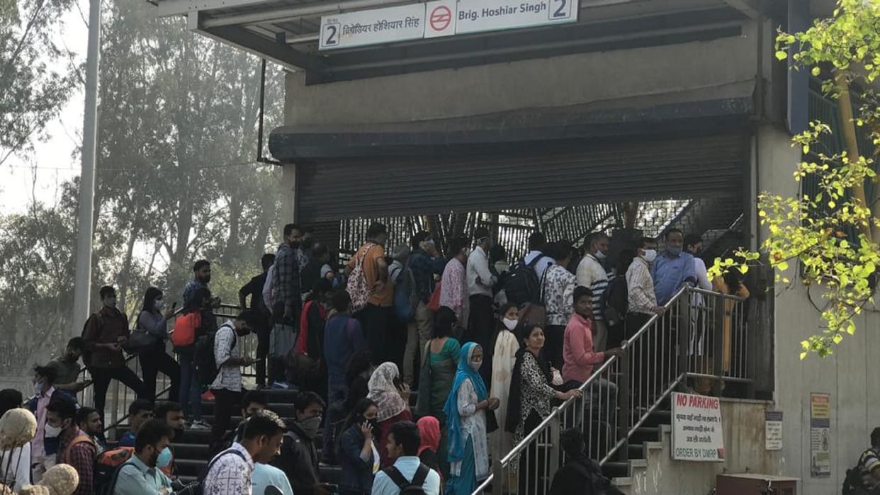 Delhi: Trains running late on Violet Green and Pink lines of Metro informed on Twitter