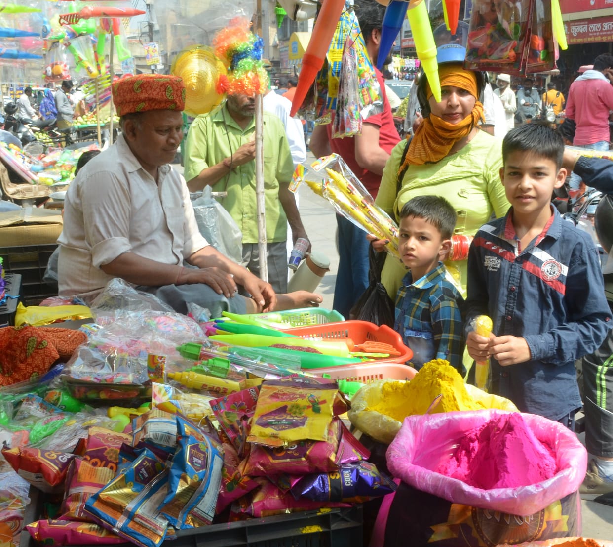 The color of Holi rose on the market, a business of 2.5 crores