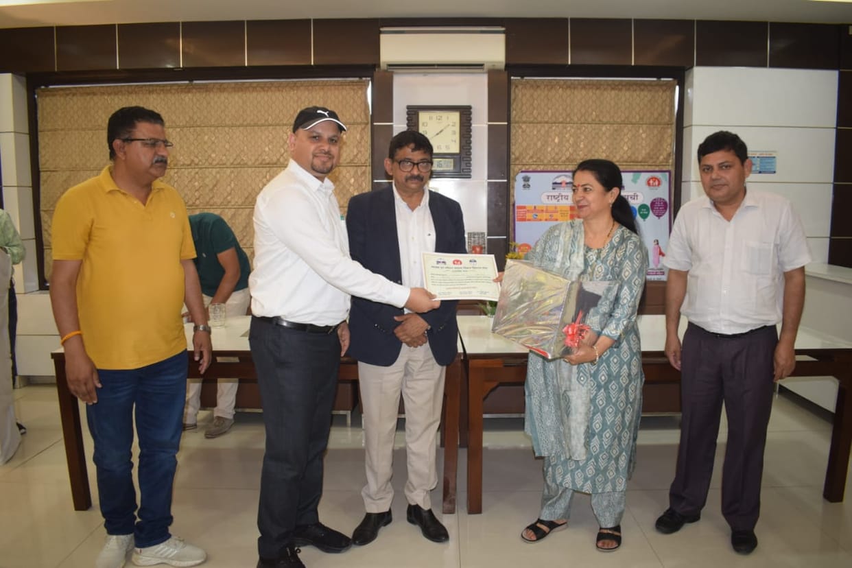 sumitraanita and versa honoured in ponta sahib for best duties in polio abhiyaan