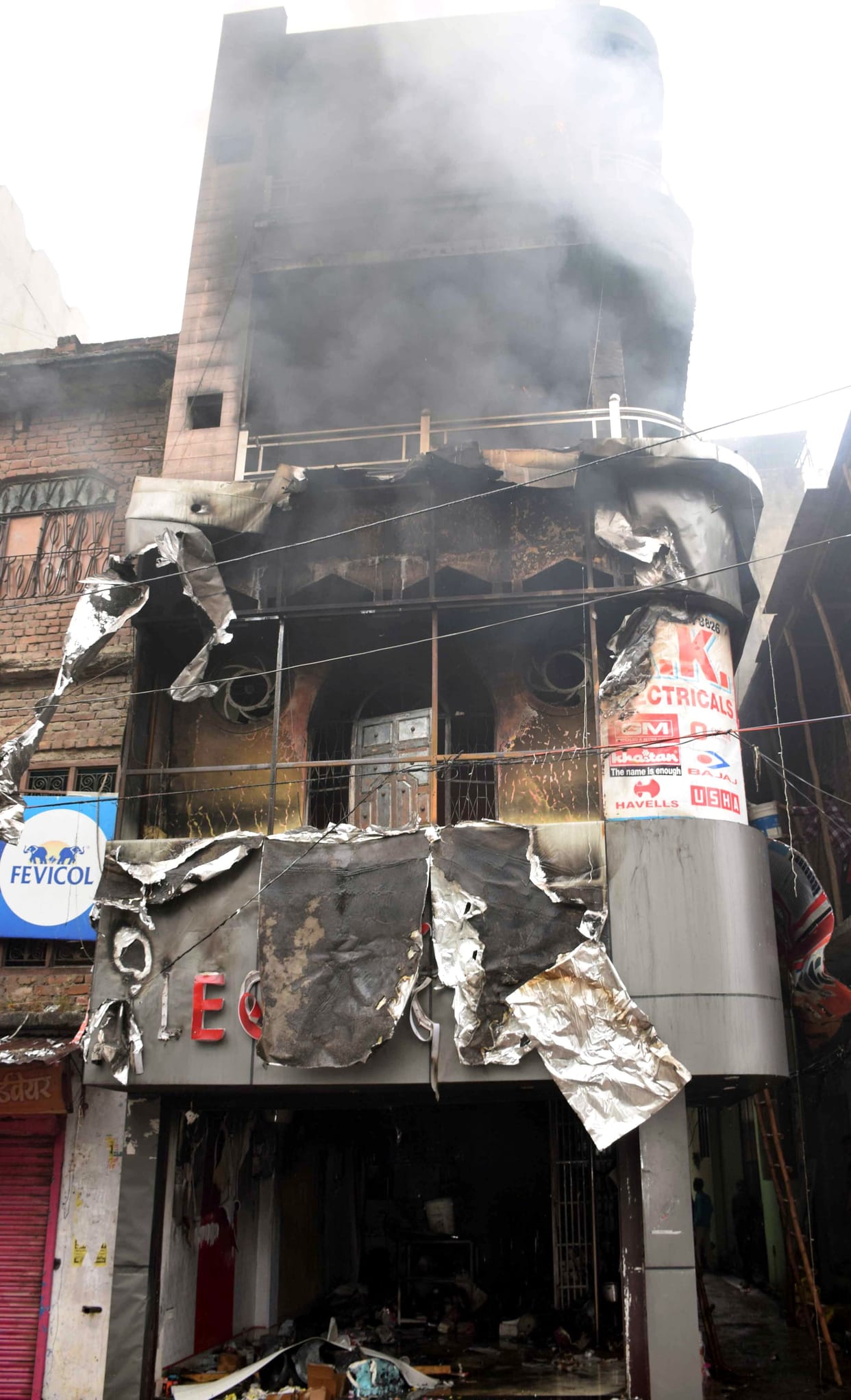 Loss of lakhs due to fire in shop-godown