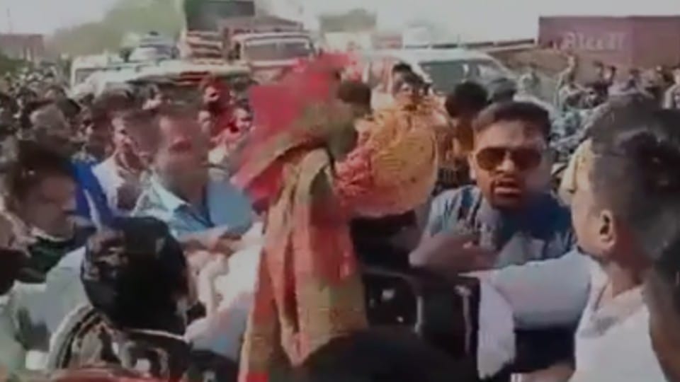 Madhya Pradesh: Stone pelting on vehicles of Jhabua MLA Kantilal Bhuria, allegations of kidnapping of youth