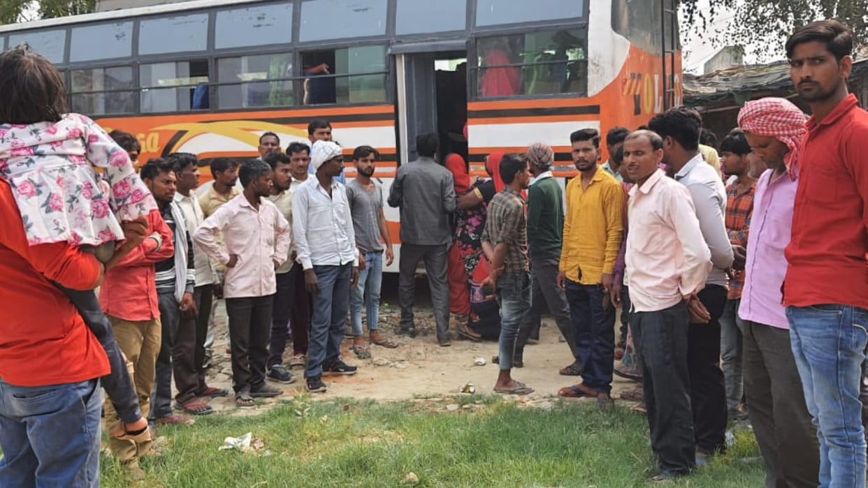 Budaun bus hits breaker on road passenger head injured badly died on spot others gherao thana
