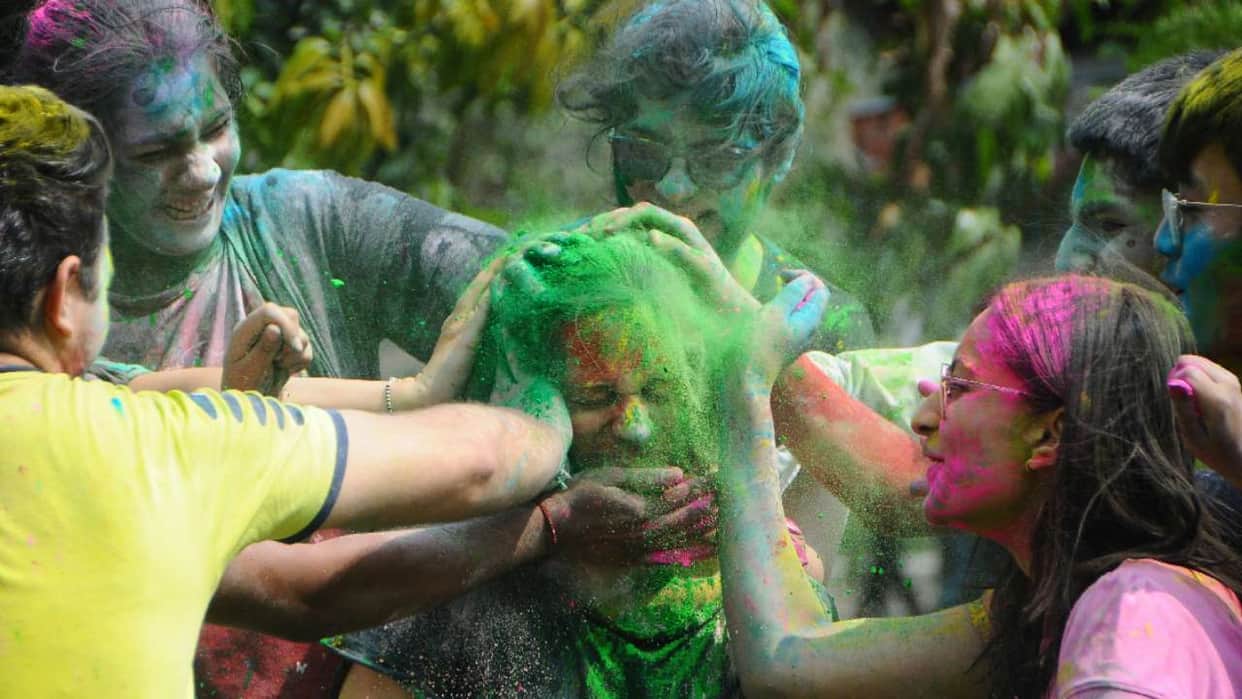 Holi 2024 tips for holi party outfits for women and men holi party ke liye kaisi dress pehene