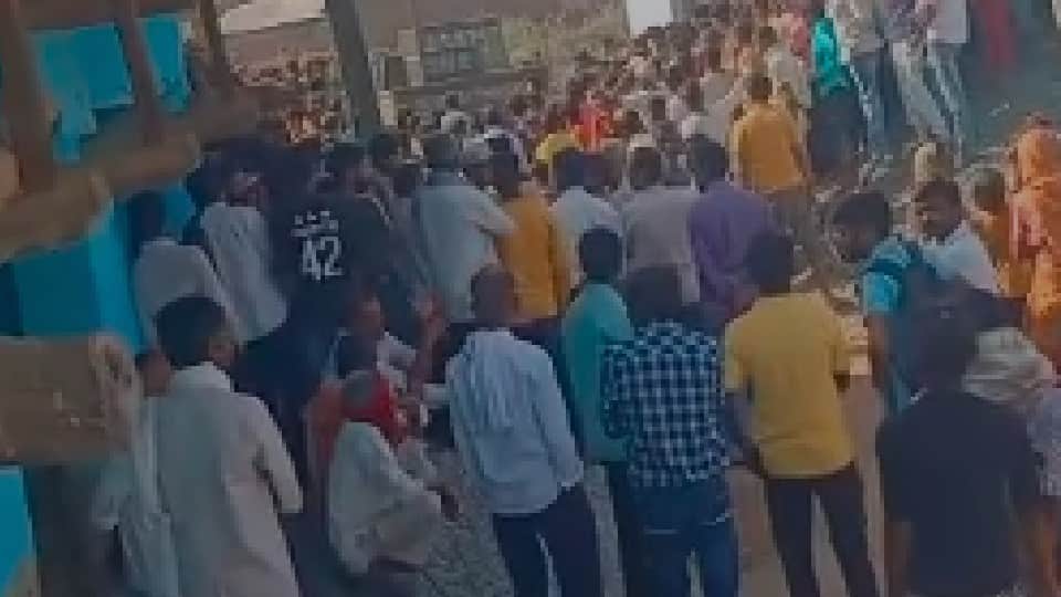 Balaghat: Two leopards entered the house, one ran away with a goat, the villagers surrounded the other with sticks