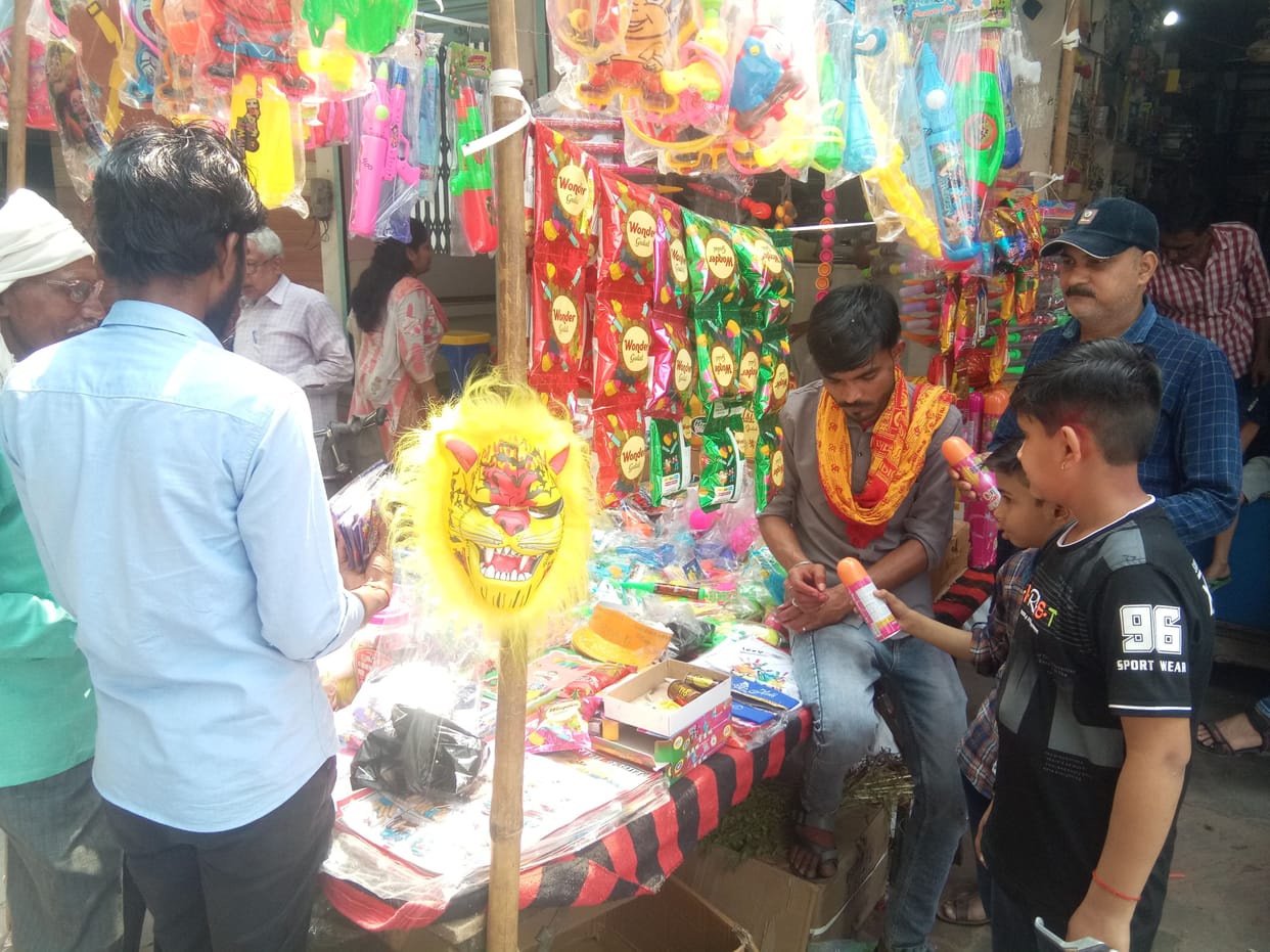 auraiya news,Brightness in the markets, Holi shopping done till night