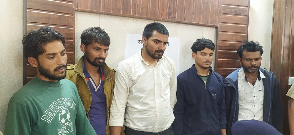 auraiya news,Five robbers arrested, arms and jewelery recovered