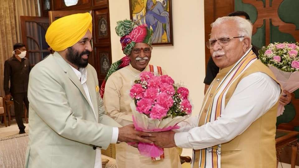 Bhagwant Mann met Manohar Lal at Holi Milan ceremony