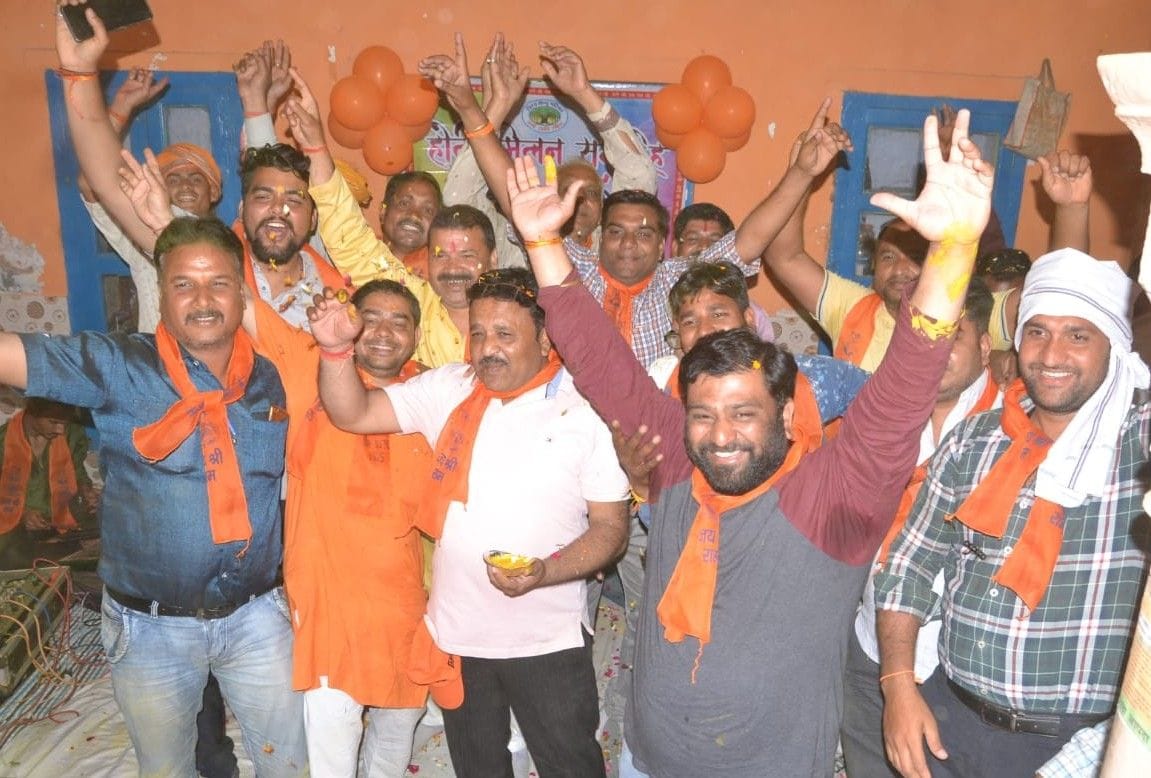 Hathras: Color and gulal blown up fiercely in Holi celebrations