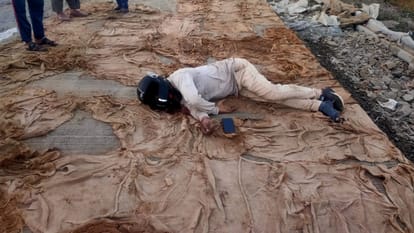 Sehore: The bike rider collided with a pile of mud in the middle of the road, the youth died due to the negligence of the construction company