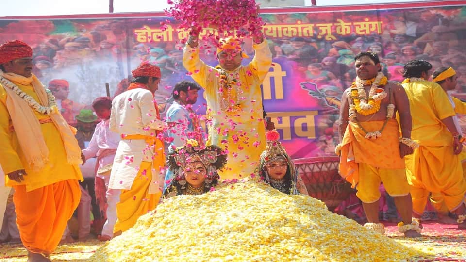 Holi 2022 celebration in priyakant ju temple in mathura