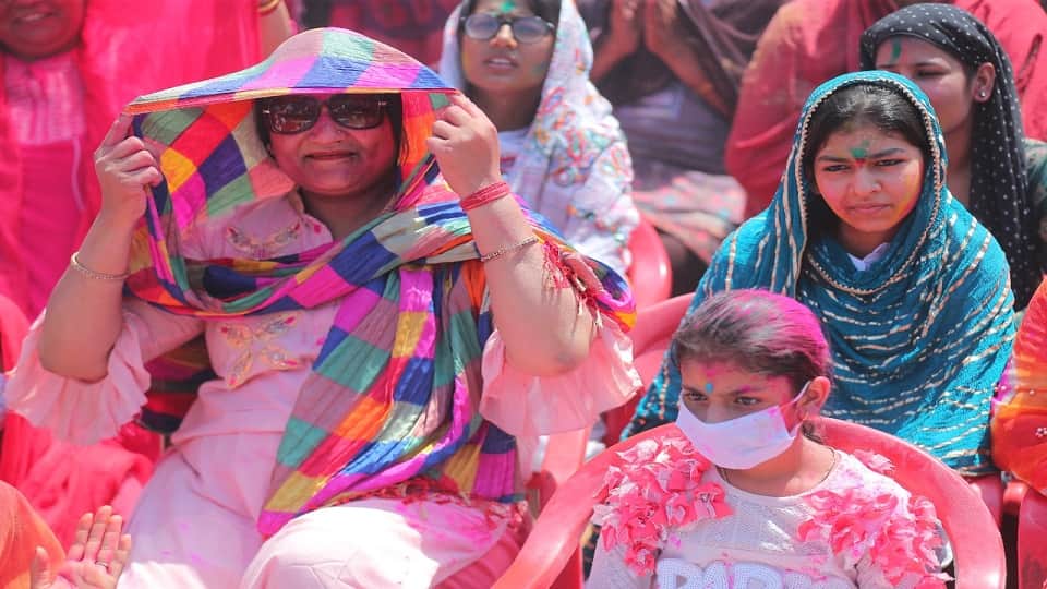Holi 2023 Fashion Tips To Look Stunning In Holi Party News In Hindi