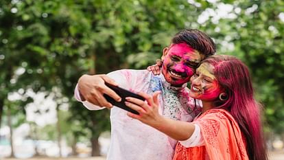 Holi 2024 Romantic Holi Celebration Ideas For Married Couple First Holi After Wedding in hindi