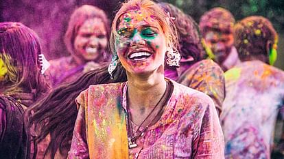 Holi 2024 Romantic Holi Celebration Ideas For Married Couple First Holi After Wedding in hindi