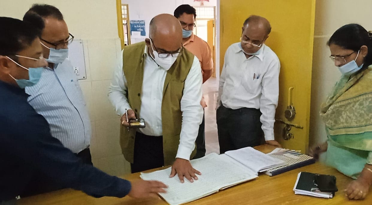 Kanpur Dehat : Nine doctors absent from OPD of district hospital, everyone's salary stopped