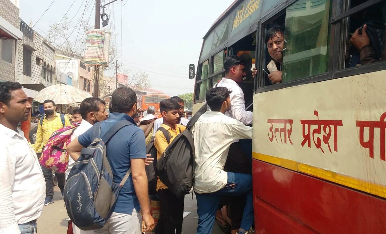 rush in buses, travelers in trouble