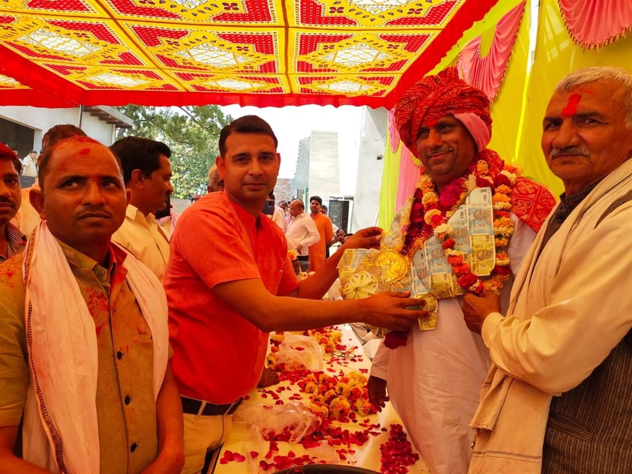 Hathras: The palanquin journey of Thakur Manohar ji created a buzz