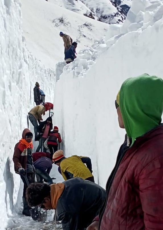 Snow removed for six km from Rambada to Lincholi