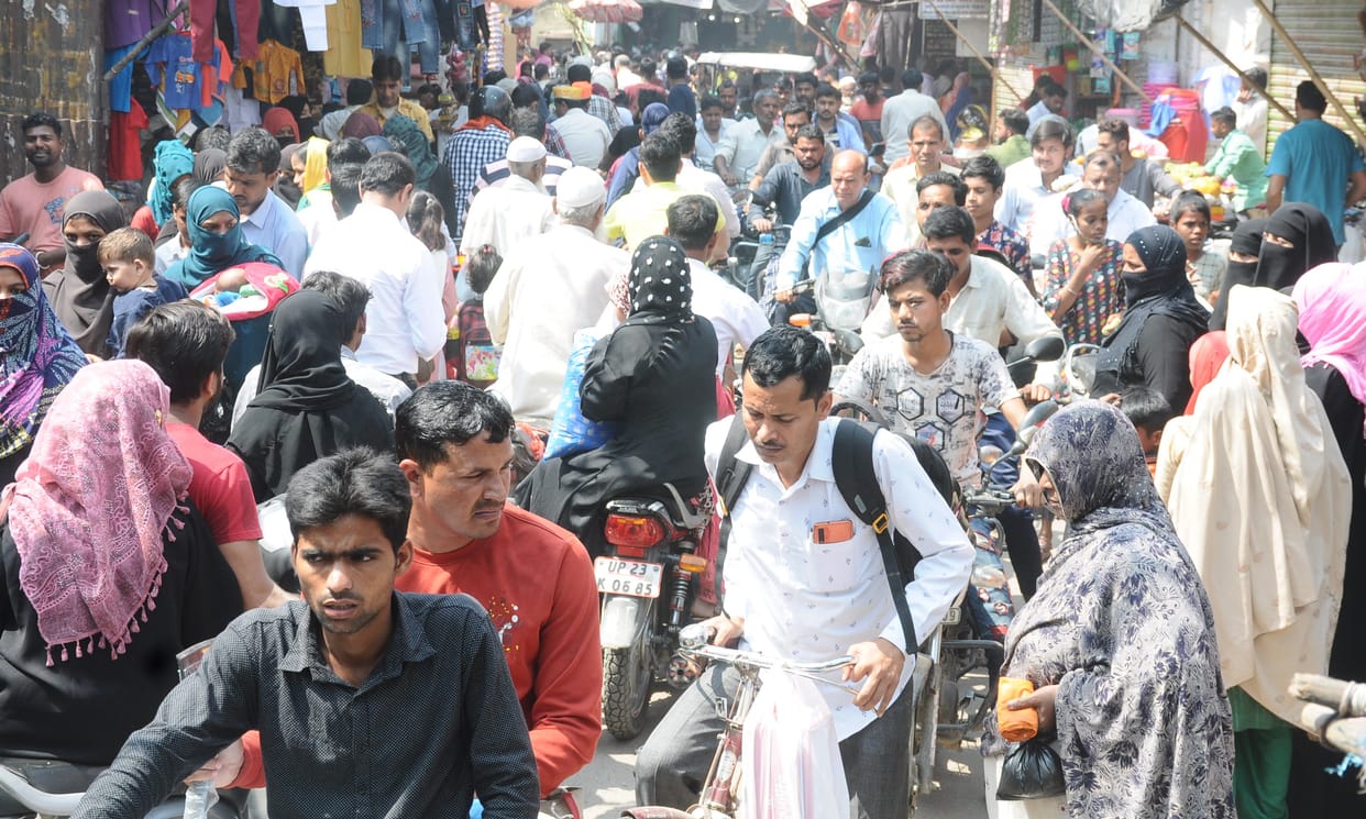 Crowd gathered in the market for the purchase of Holi, the situation of jam created