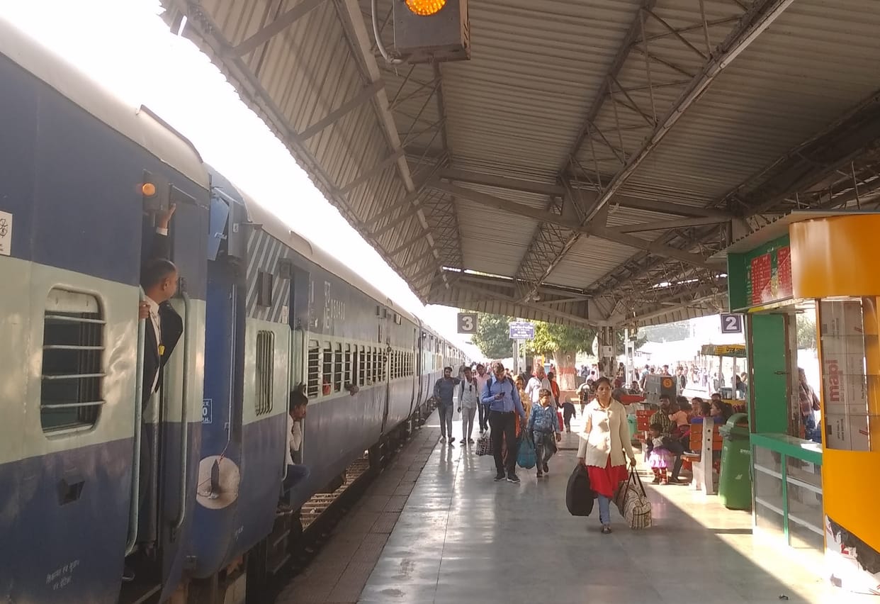 People returning home for Holi, passengers increased in trains and buses