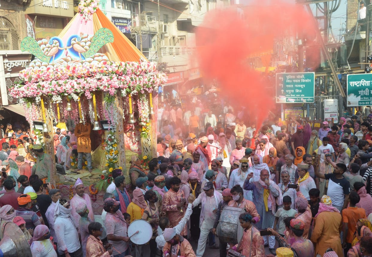 Mathura: Udt Gulal Lal Bhaye Badra...