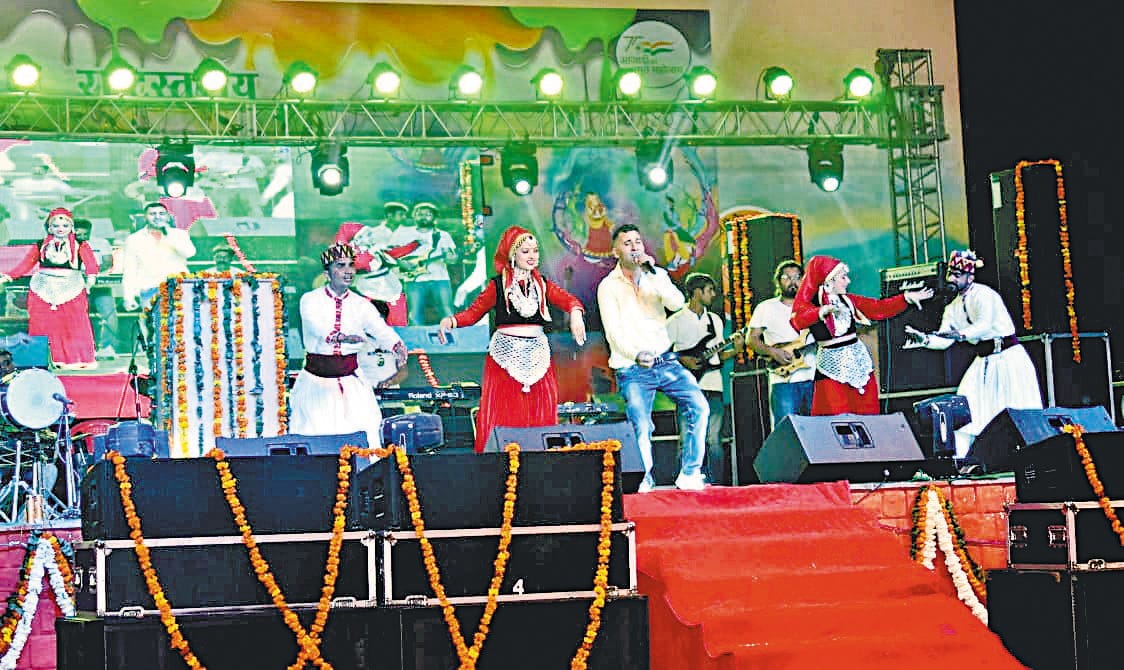 Kumar Sahil and Anuj Sharma made the audience dance on the third cultural evening
