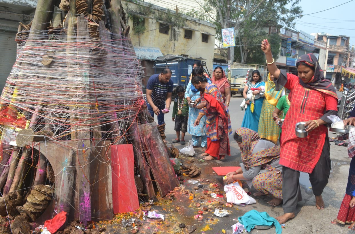 After Holi worship, combustion was done in the evening